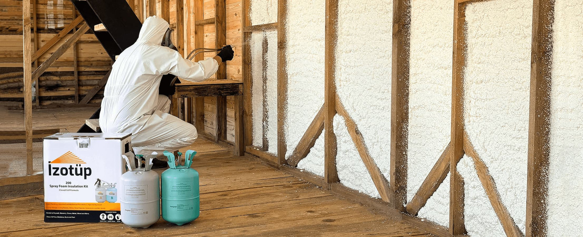 Koruyucu ekipmanlı profesyonel uygulama uzmanının ahşap duvar panellerine İzotüp 200 sprey köpük yalıtımı uyguladığı saha çalışma görseli.